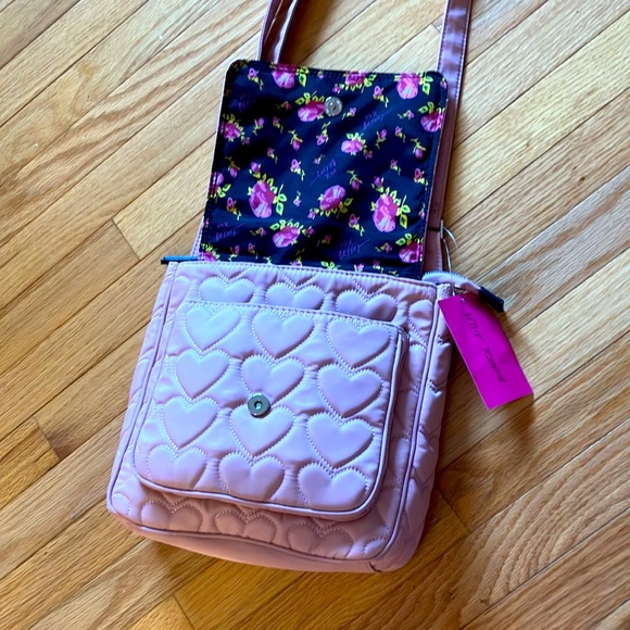 NWT!! Lovely Betsy Johnson Nylon Crossbody Bag 💐 - Picture 5 of 9